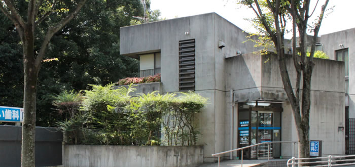 つじい歯科の外観。周りに緑があり落着ける診療室。